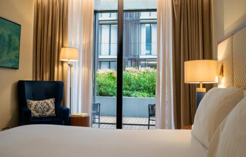 Habitación Doble Premium con cama grande y balcón del hotel Boeira Garden Porto Gaia, Curio Collection By Hilton. Foto 5
