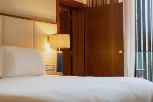 Habitación Familiar Premium con balcón del hotel Boeira Garden Porto Gaia, Curio Collection By Hilton. Foto 1