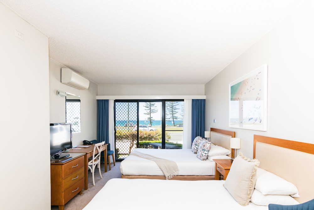 Habitación Superior con Cama King y Individual - Vistas al Océano del hotel ibis Styles Port Macquarie. Foto 1