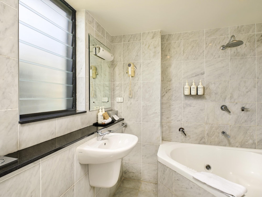 Habitación Estándar con Cama King y Bañera de Hidromasaje del hotel ibis Styles Port Macquarie. Foto 5