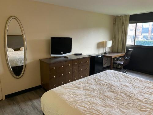 Habitación con cama extragrande - Adaptada para personas de movilidad reducida del hotel 6 Rochester. Foto 2