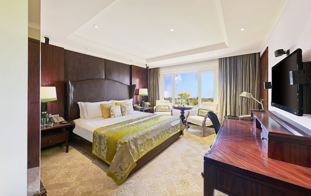 Suite de lujo con cama King, vistas a la piscina del hotel Taj Palace, New Delhi