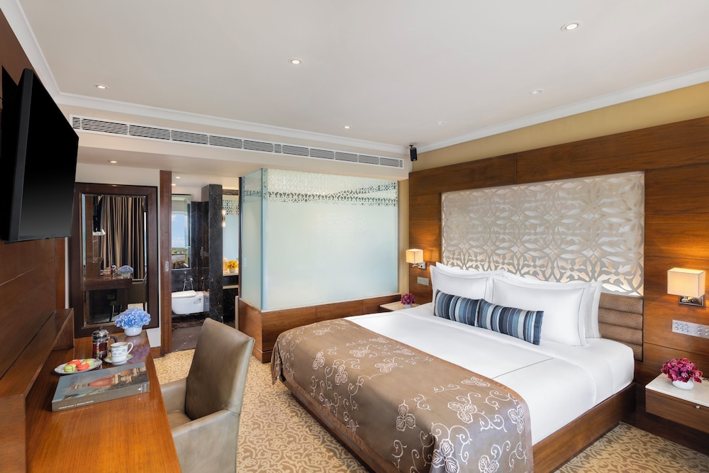 Suite de lujo con cama King, vistas a la piscina del hotel Taj Palace, New Delhi. Foto 3