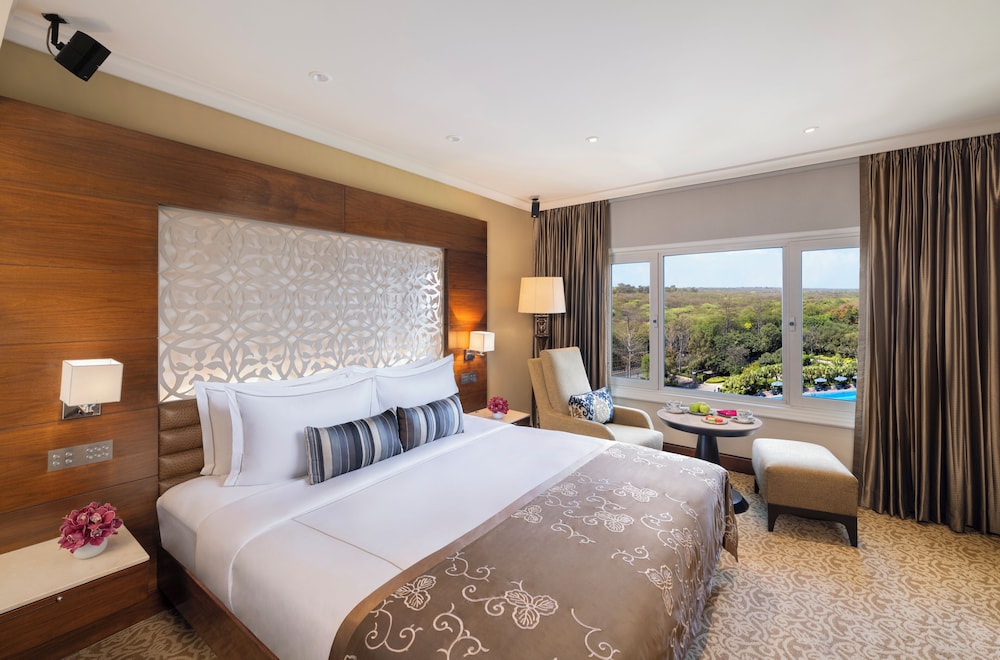 Suite de lujo con cama King, vistas a la piscina del hotel Taj Palace, New Delhi. Foto 4