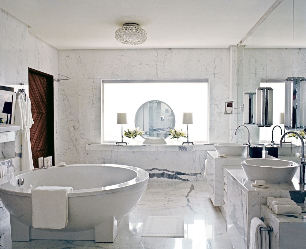 Suite presidencial con cama King, vistas a la piscina del hotel Taj Palace, New Delhi