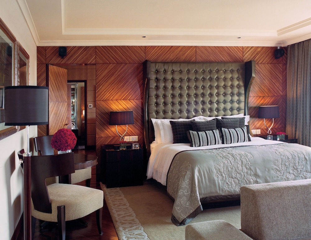 Suite presidencial con cama King, vistas a la piscina del hotel Taj Palace, New Delhi. Foto 1
