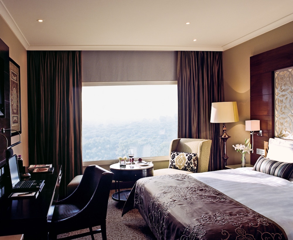Suite presidencial con cama King, vistas a la piscina del hotel Taj Palace, New Delhi. Foto 2