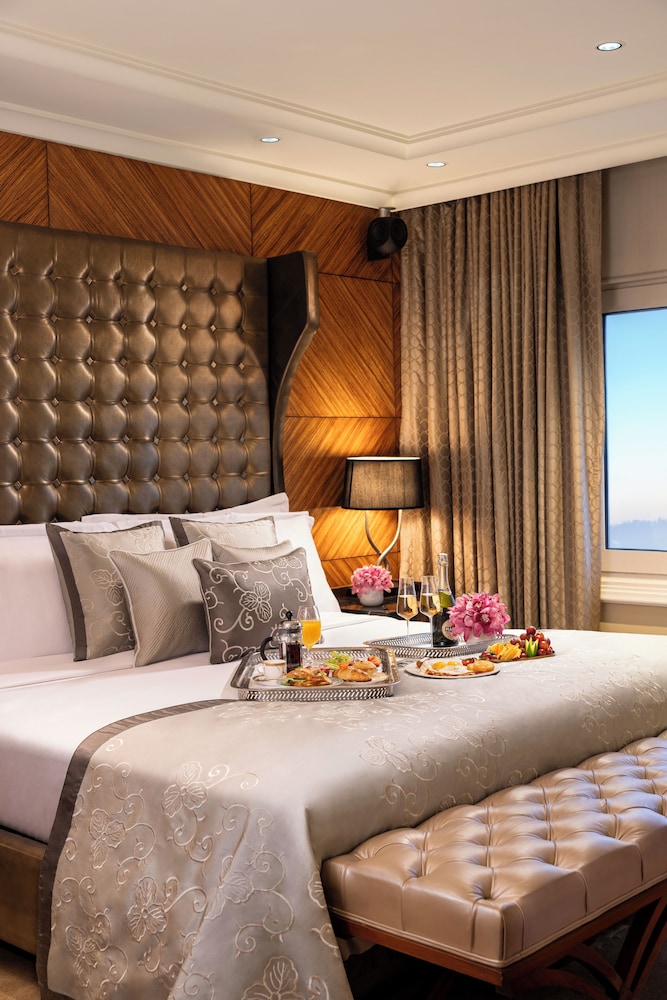 Suite presidencial con cama King, vistas a la piscina del hotel Taj Palace, New Delhi. Foto 3