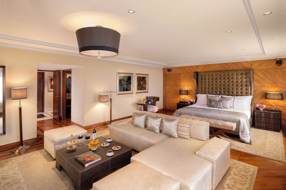 Suite presidencial con cama King, vistas a la piscina del hotel Taj Palace, New Delhi. Foto 4