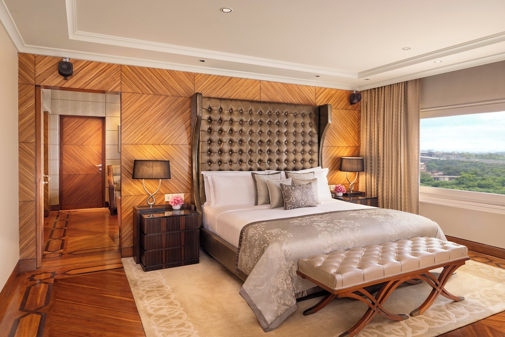 Suite presidencial con cama King, vistas a la piscina del hotel Taj Palace, New Delhi. Foto 6