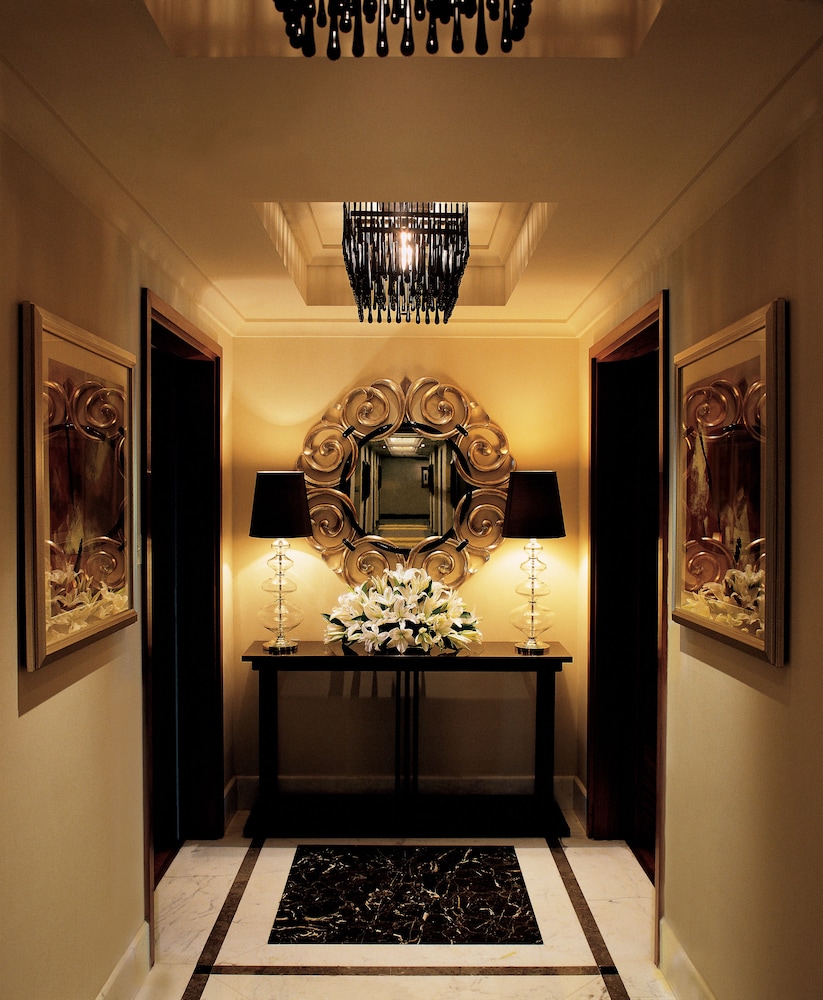 Suite presidencial con cama King, vistas a la piscina del hotel Taj Palace, New Delhi. Foto 7
