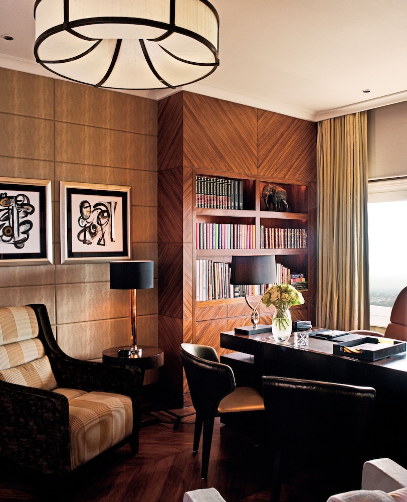 Suite presidencial con cama King, vistas a la piscina del hotel Taj Palace, New Delhi. Foto 8