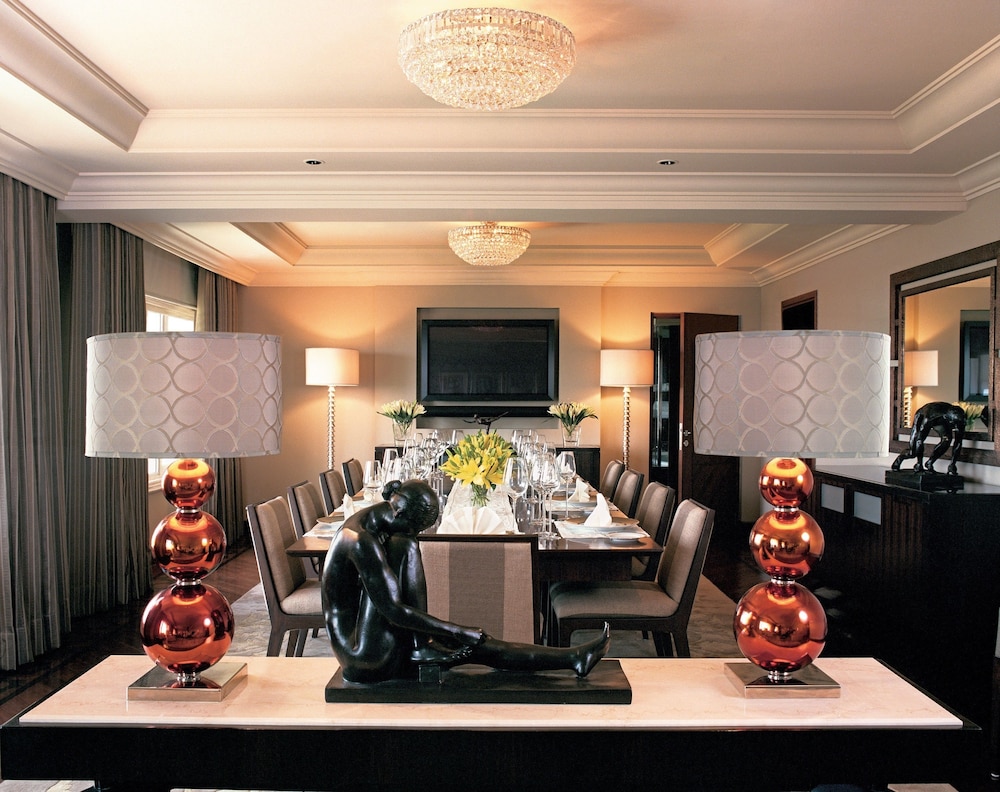 Suite presidencial con cama King, vistas a la piscina del hotel Taj Palace, New Delhi. Foto 9