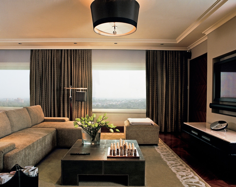 Suite presidencial con cama King, vistas a la piscina del hotel Taj Palace, New Delhi. Foto 11