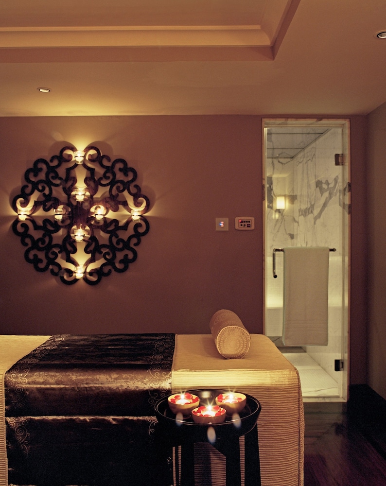 Suite presidencial con cama King, vistas a la piscina del hotel Taj Palace, New Delhi. Foto 12