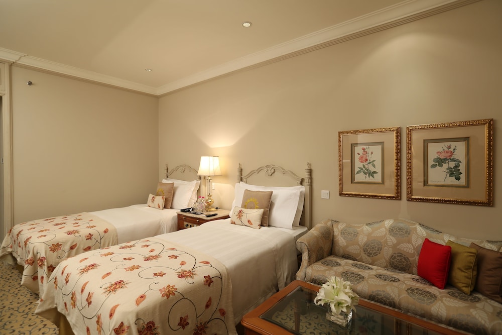 Habitación Superior con dos camas individuales y vistas al Enclave Diplomático del hotel Taj Palace, New Delhi. Foto 2