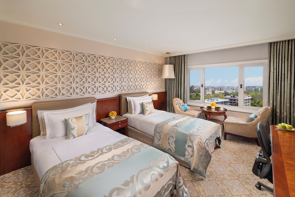 Habitación Deluxe con dos camas individuales y vistas al Enclave Diplomático del hotel Taj Palace, New Delhi. Foto 1