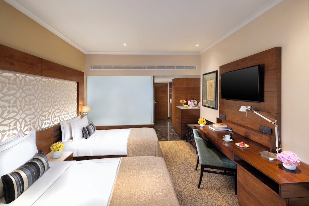 Habitación Taj Club con Cama King y Vista al Enclave Diplomático del hotel Taj Palace, New Delhi. Foto 2