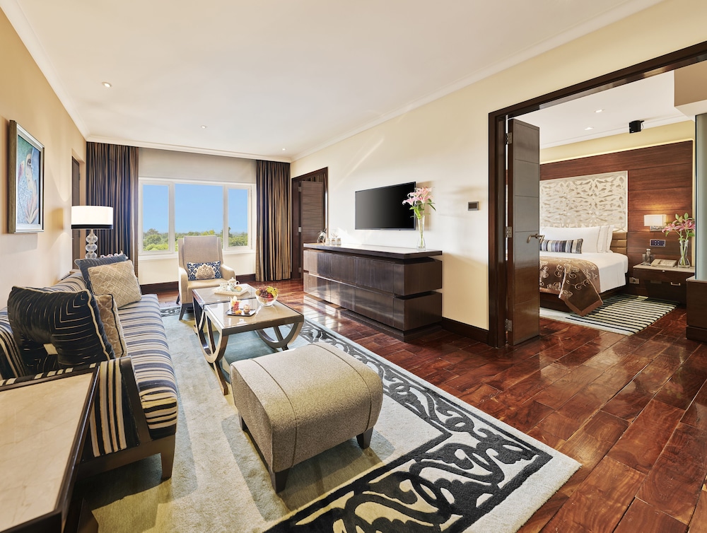 Suite Taj Club con cama King, vistas al bosque y a la piscina del hotel Taj Palace, New Delhi
