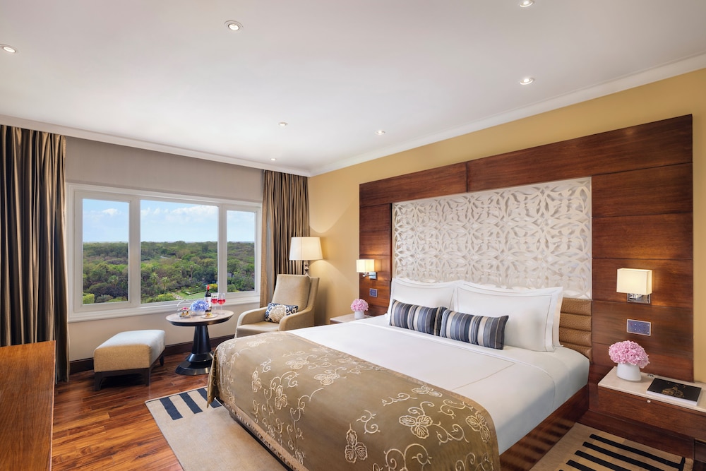 Suite Taj Club con cama King, vistas al bosque y a la piscina del hotel Taj Palace, New Delhi. Foto 4