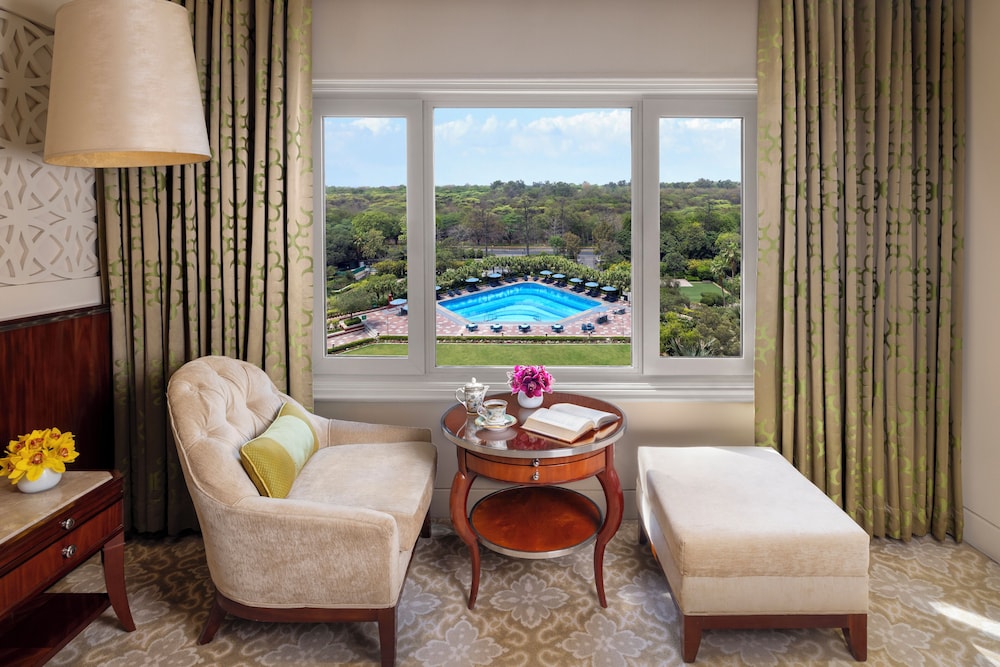 Habitación Deluxe con cama King y vistas al bosque y la piscina del hotel Taj Palace, New Delhi