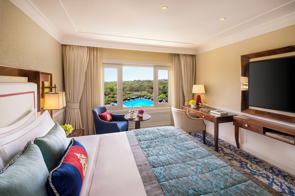 Habitación superior, 1 cama de matrimonio grande, vistas a la piscina (Forest View) del hotel Taj Palace, New Delhi. Foto 1
