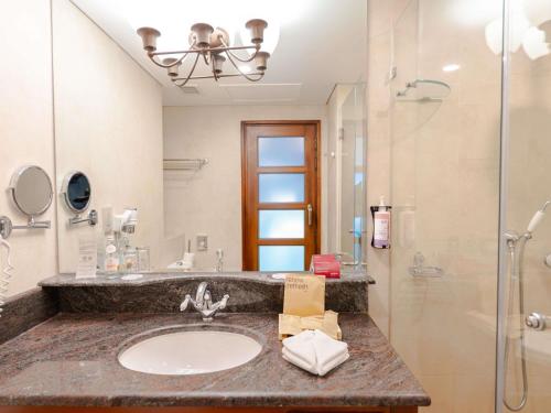 Habitación Doble Superior con cama doble grande y acceso a la piscina del hotel Mövenpick and Resort Al Bida'a Kuwait. Foto 1