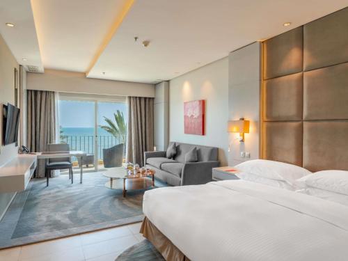 Habitación Deluxe con cama extragrande del hotel Mövenpick and Resort Al Bida'a Kuwait. Foto 1