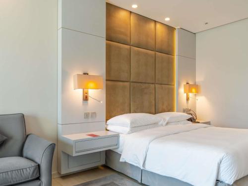 Habitación Deluxe con cama extragrande del hotel Mövenpick and Resort Al Bida'a Kuwait. Foto 3