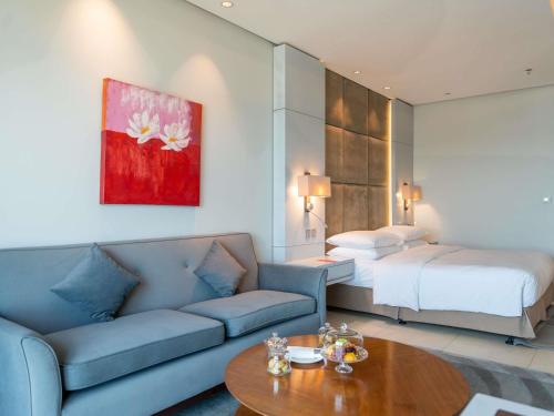 Habitación Deluxe con cama extragrande del hotel Mövenpick and Resort Al Bida'a Kuwait. Foto 4