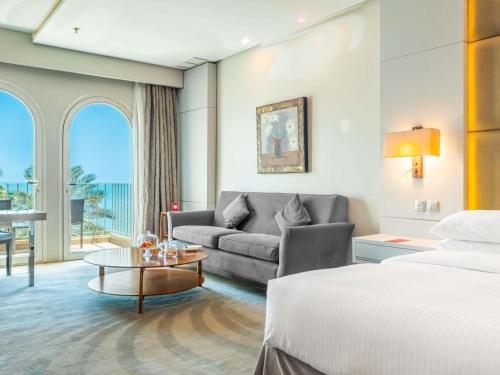 Habitación Deluxe con cama extragrande del hotel Mövenpick and Resort Al Bida'a Kuwait. Foto 5
