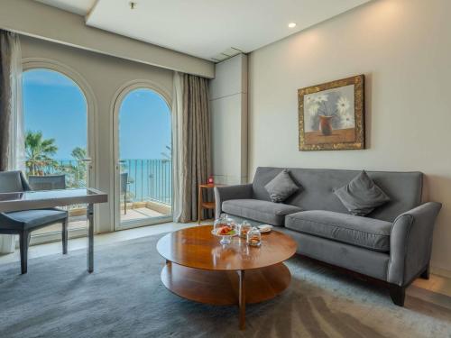 Habitación Deluxe con cama extragrande del hotel Mövenpick and Resort Al Bida'a Kuwait. Foto 7