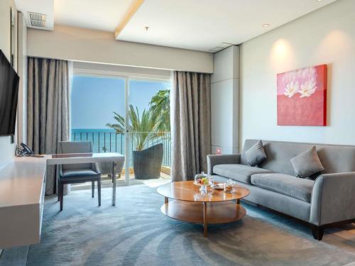 Habitación Deluxe con cama extragrande del hotel Mövenpick and Resort Al Bida'a Kuwait. Foto 10