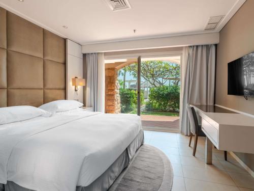 Habitación Doble Deluxe con acceso a la piscina - Cama extragrande del hotel Mövenpick and Resort Al Bida'a Kuwait