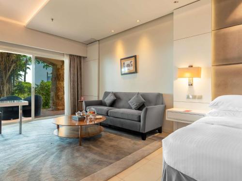 Habitación Doble Deluxe con acceso a la piscina - Cama extragrande del hotel Mövenpick and Resort Al Bida'a Kuwait. Foto 2