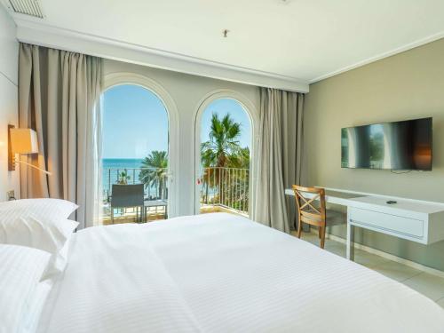 Suite Deluxe de 2 dormitorios del hotel Mövenpick and Resort Al Bida'a Kuwait. Foto 2