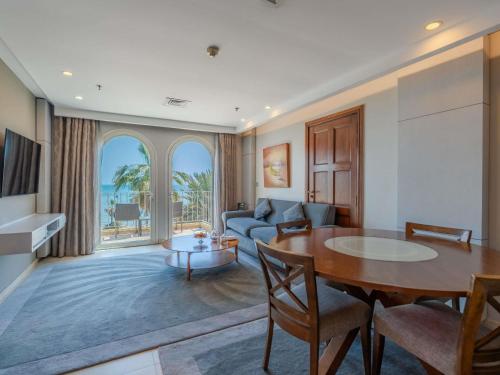 Suite Deluxe de 2 dormitorios del hotel Mövenpick and Resort Al Bida'a Kuwait. Foto 6