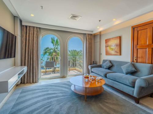 Suite Deluxe de 2 dormitorios del hotel Mövenpick and Resort Al Bida'a Kuwait. Foto 9