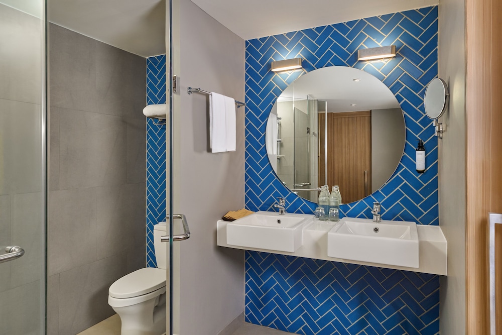 Suite de Dos Dormitorios con Una Cama Doble y Dos Camas Individuales del hotel Mercure Phuket Patong Journeyhub. Foto 6