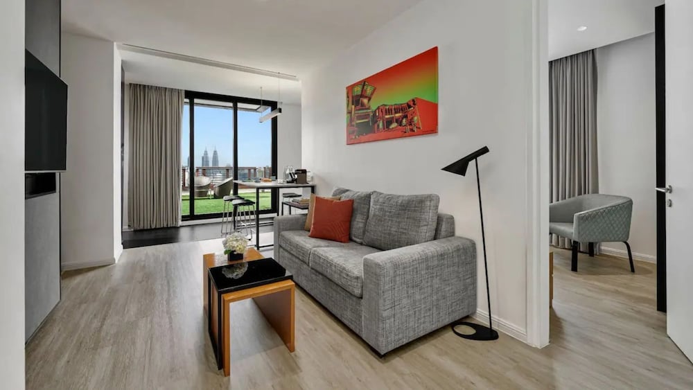 Suite de dos dormitorios con camas King (con sofá cama) del hotel Hyatt House Kuala Lumpur, Mont Kiara. Foto 1