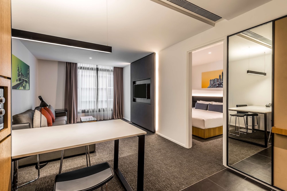 Suite de un dormitorio con dos camas Queen (con sofá cama) del hotel Hyatt House Kuala Lumpur, Mont Kiara. Foto 2