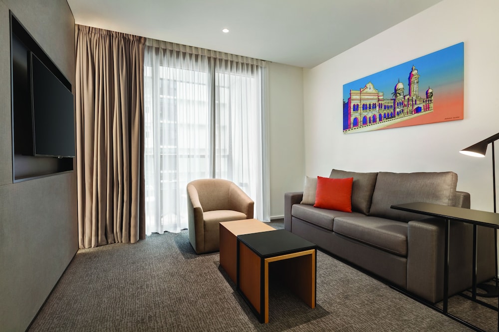 Suite de un dormitorio con cama king (con sofá cama) del hotel Hyatt House Kuala Lumpur, Mont Kiara. Foto 1