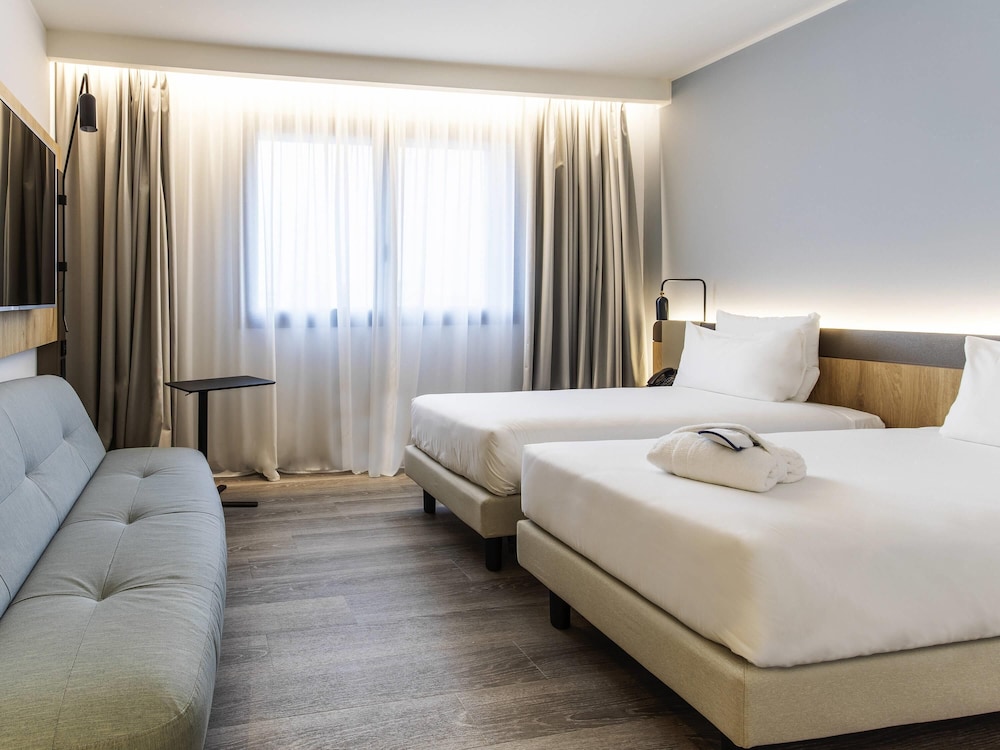Habitación Doble Superior con sofá del hotel Novotel Parma Centro