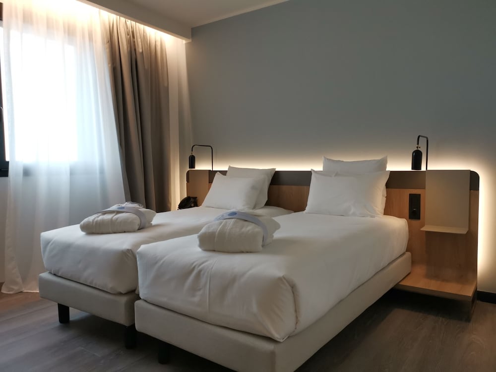 Habitación Doble Superior con sofá del hotel Novotel Parma Centro. Foto 2