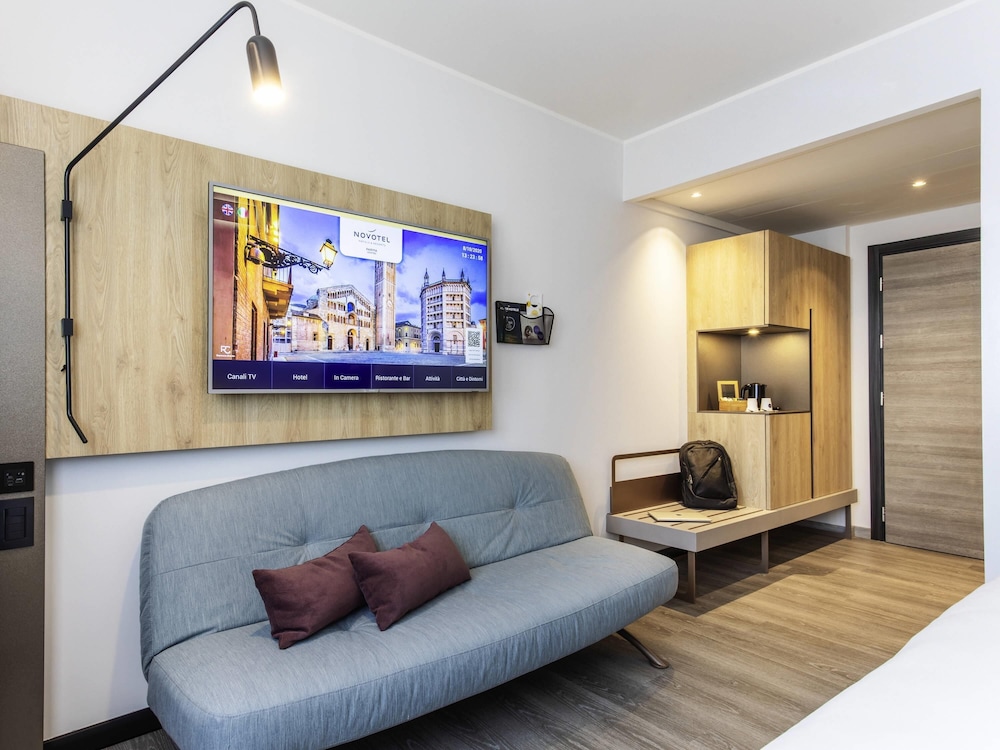 Habitación Doble Superior con sofá del hotel Novotel Parma Centro. Foto 5