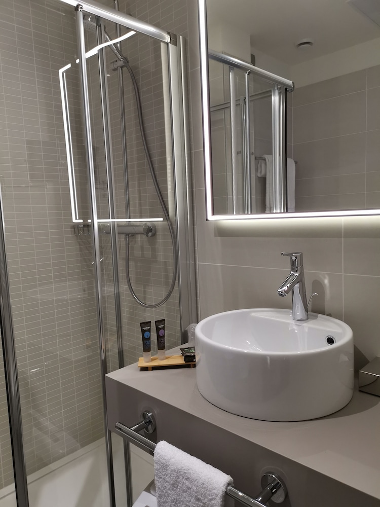 Habitación Doble Superior con sofá del hotel Novotel Parma Centro. Foto 8