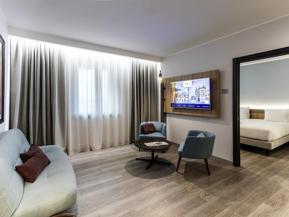Suite Junior con Zona de Estar del hotel Novotel Parma Centro. Foto 6