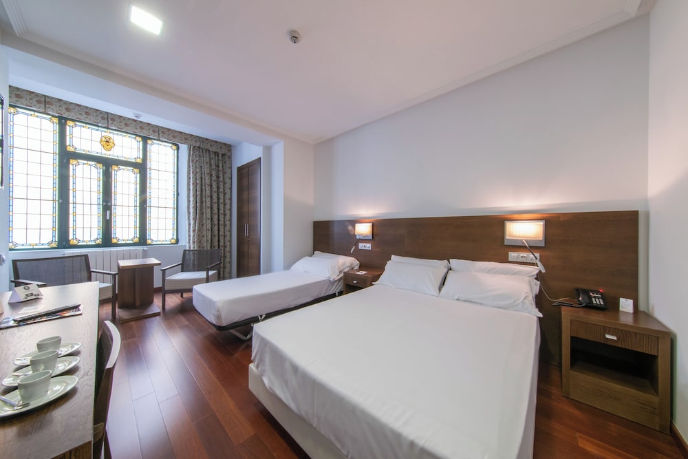 Habitación triple del hotel Soho Boutique Oviedo. Foto 3
