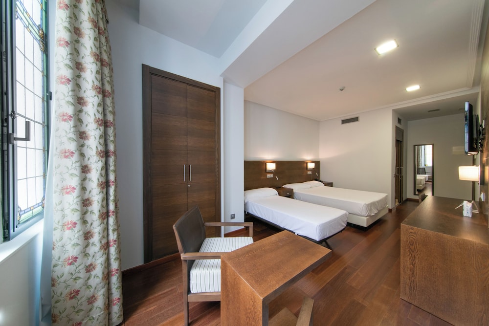 Habitación triple del hotel Soho Boutique Oviedo. Foto 5