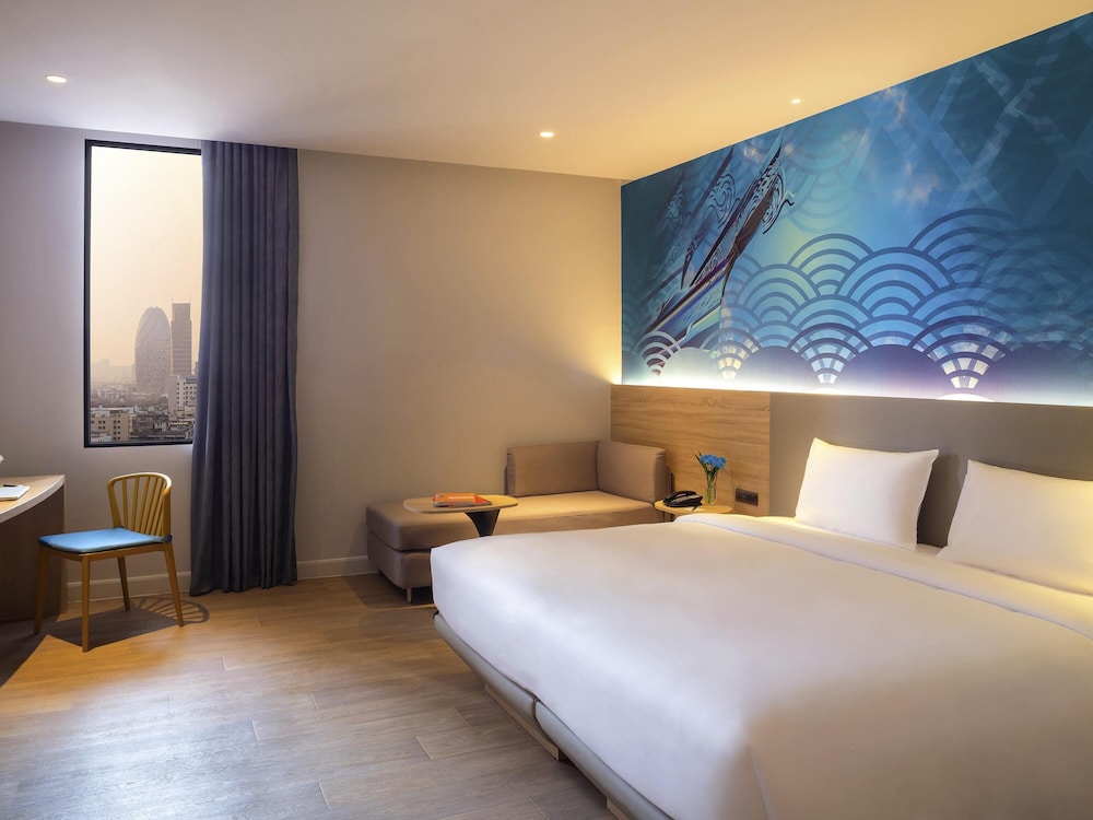 Habitación Superior con 1 Cama King y Sofá del hotel ibis Styles Bangkok Ratchada. Foto 5